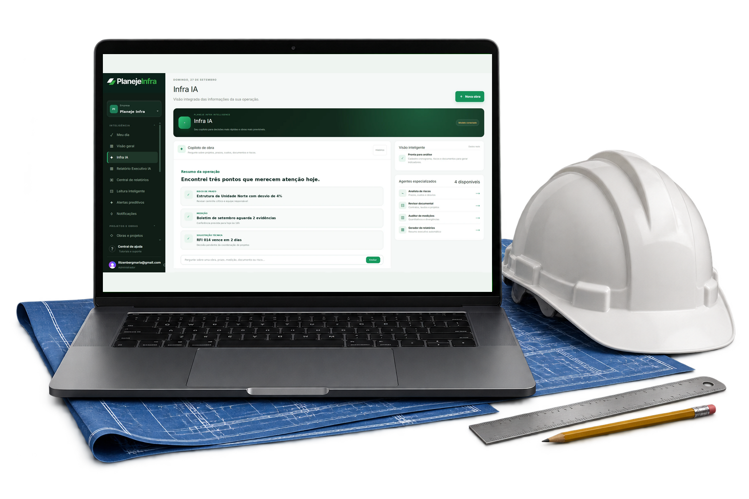Notebook exibindo o sistema Planeje Infra com capacete e projeto técnico de engenharia